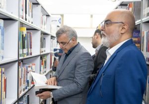 بازدید مدیرعامل گروه توسعه پتروایران از کتابخانه عمومی پارک‌شهر به مناسبت روز کتاب و کتاب‌خوانی