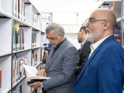 بازدید مدیرعامل گروه توسعه پتروایران از کتابخانه عمومی پارک‌شهر به مناسبت روز کتاب و کتاب‌خوانی