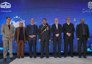 نشان افتخار و حمایل «حامی مدرسه‌سازی ایران» به مدیرعامل بانک ملی اهدا شد/ ساخت ۱۳۵ مدرسه در مناطق محروم کشور