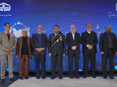 نشان افتخار و حمایل «حامی مدرسه‌سازی ایران» به مدیرعامل بانک ملی اهدا شد/ ساخت ۱۳۵ مدرسه در مناطق محروم کشور