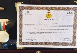 بنیاد برکت نشان «حامی مدرسه‌سازی سال ۱۴۰۴» را دریافت کرد