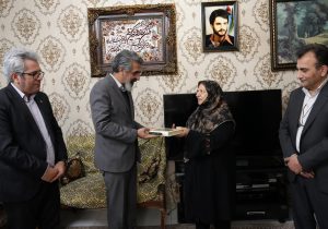 تکریم مقام خانواده‌های معظم شهدا در سازمان زمین‌شناسی و اکتشافات معدنی کشور