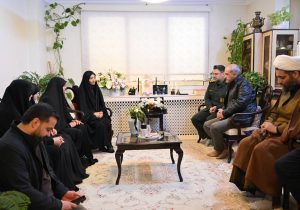 دیدار شهردار منطقه یک با خانواده شهدای جنگ رمضان