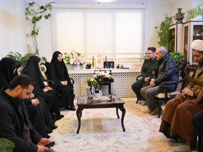 دیدار شهردار منطقه یک با خانواده شهدای جنگ رمضان