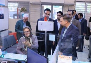 مدیرعامل بانک دی در شرایط خاص پای صحبت مشتریان نشست