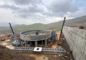 ادامه عملیات اجرایی کارخانه طلای سقز با وجود بارش شدید باران و برودت هوا