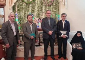 مدیر بیمه دی آذربایجان غربی از خانواده سه تن از شهدای شهرستان خوی دیدار کرد