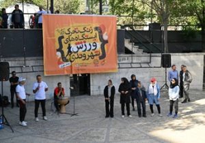 نواختن زنگ تحرک به یاد حماسه‌سازان خرمشهر در بوستان نیاوران