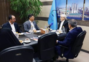معاون اول رئیس‌جمهور با مدیران پتروشیمی شهید تندگویان دیدار کرد/ تأکید عارف بر بازسازی صنایع با رویکردی به‌روز و واقعی در حوزه پدافند غیرعامل