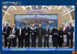 تندیس بلورین دوازدهمین دوره جایزه تعالی صنعت پتروشیمی در دستان مدیرعامل پتروشیمی شهید تندگویان