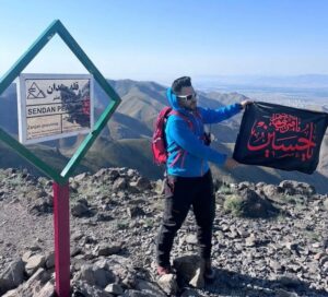 ادامه مسیر «سیمرغ ایران» به یاد شهدای وطن؛ فتح بام‌های زنجان و سمنان توسط کوهنورد اروندی
