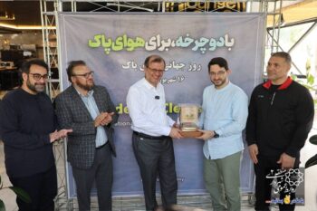 اهدای جایزه جهانی خشت طلایی مسیر سرزندگی به شهردار منطقه ۲ پایتخت