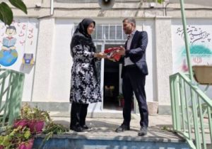 توزیع ۳۰۰ تخته پرچم ایران در مدارس دولتی منطقه یک همزمان با آغاز سال تحصیلی