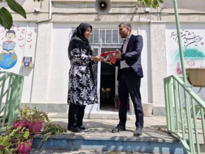 توزیع ۳۰۰ تخته پرچم ایران در مدارس دولتی منطقه یک همزمان با آغاز سال تحصیلی